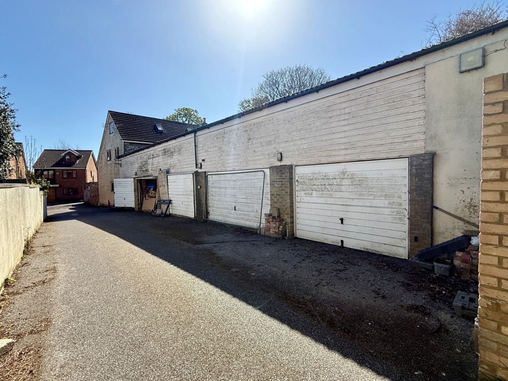 Lot: 41 - LARGE HOUSE AND FIVE GARAGES WITH POTENTIAL - Five garages and house